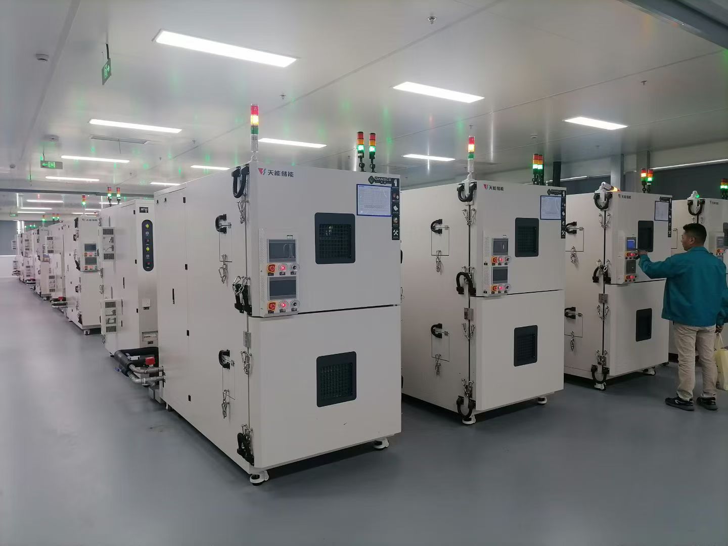 C&aacute;mara de prueba de bater&iacute;as con sistema de carga y descarga